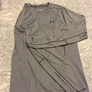 Men’s gray under armour shirt